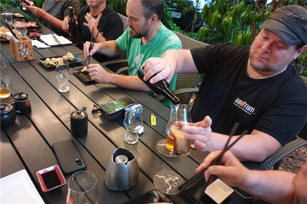Dortmunder Hobby-Brauer: „Brinkhoff’s trinke ich nicht mehr, die boykottiere ich“ Biertasting durch den Experten: Torsten Guddat (r.) ist Hobbybrauer und Biersommelier.