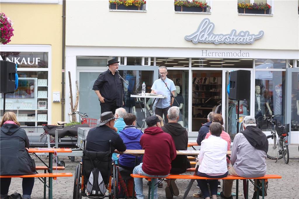 Bierzeltgarnituren dienen als Sitze.