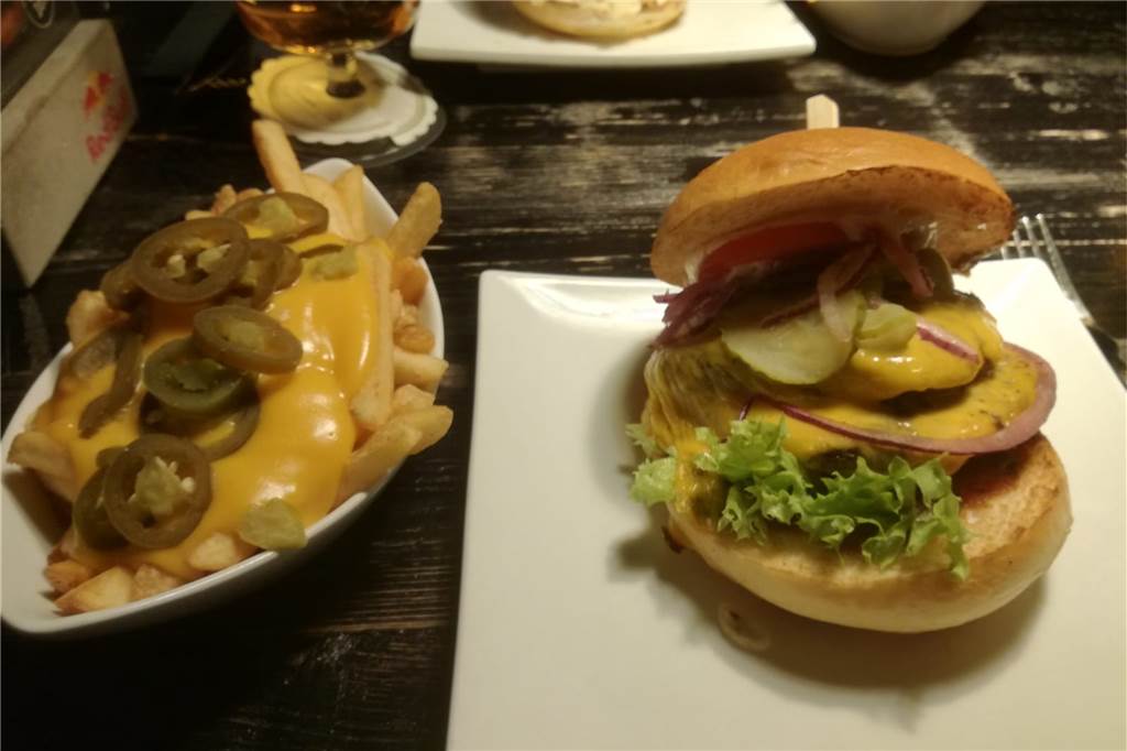 Big Cheese mit Chili-Cheese-Fries