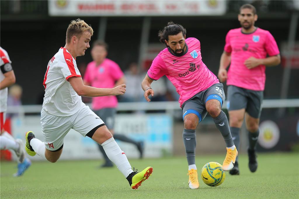 Neuzugang will bei Wacker Obercastrop „großer Bruder" sein und für immer bleiben Bilal Abdallah (am Ball) ist ein starker Dribbler.