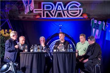 Bilanz in der alten Zechenhalle: Moderator Manni Breuckmann, Rüdiger Abramczik, Klaus Fischer, Ingo Anderbrügge, Mike Büskens und Cartoonist Oli Hilbring (v.l.).