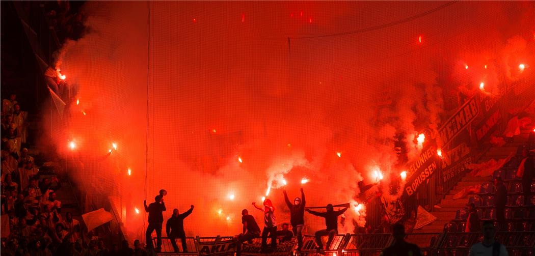 Pyrotechnik im Stadion: Grindel verhindert Ausschluss Pyrotechnik im Stadion: Grindel verhindert Ausschluss