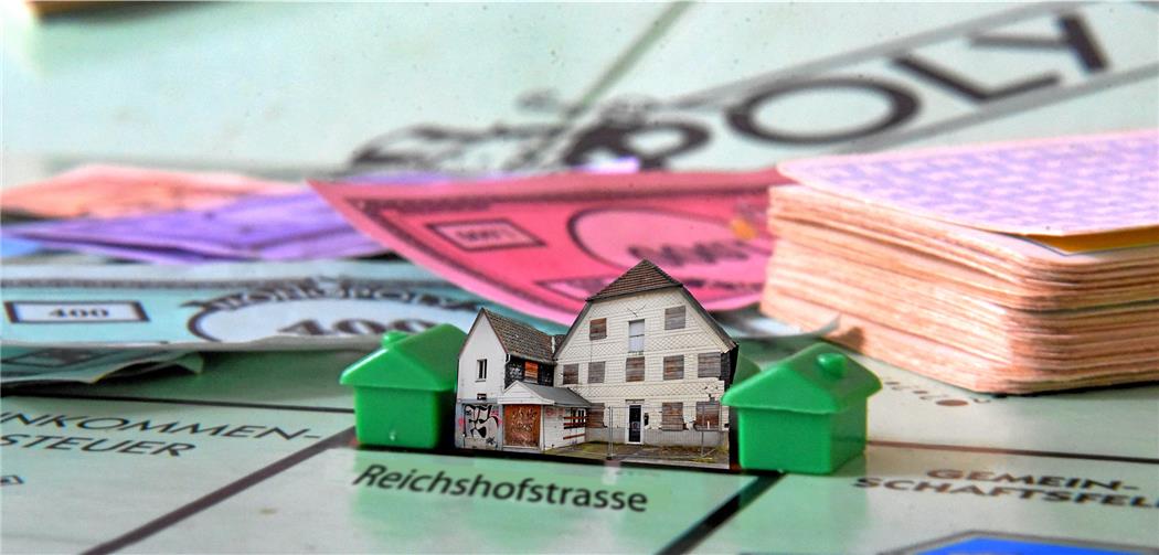 Monopoly mit einer Schwerter Schrottimmobilie