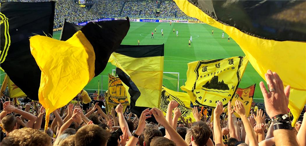 Fast 25.000 Fans feiern auf 7000 Quadratmetern den BVB Fast 25.000 Fans feiern auf 7000 Quadratmetern den BVB