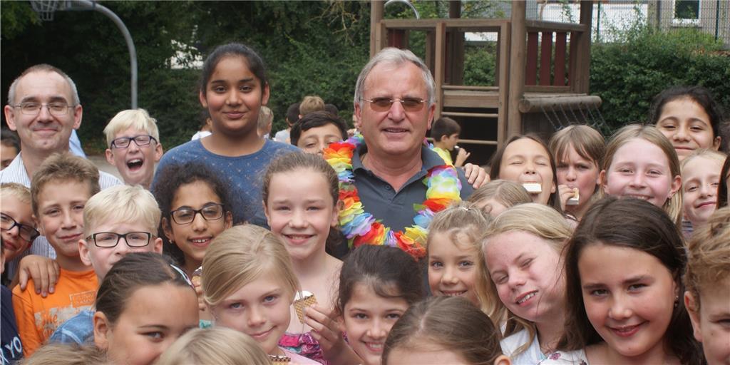 Hausmeister und „Hahn im Korb“ an der Falkschule Hausmeister und „Hahn im Korb“ an der Falkschule