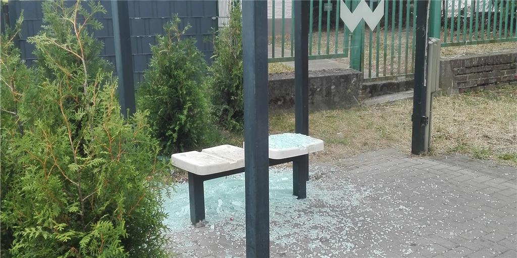 Autoscheiben und Buswartehäuschen in Unna zerschlagen Autoscheiben und Buswartehäuschen in Unna zerschlagen