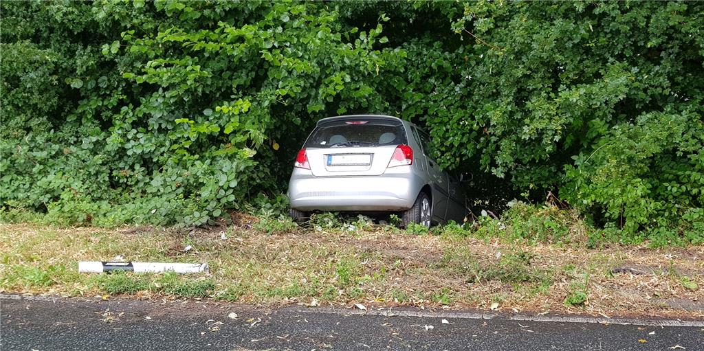 Kleinwagen landet kurz vor der B1 in Unna im Graben