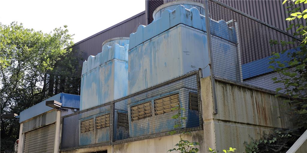 Kühltürme der Eissporthalle Unna in desolatem Zustand Kühltürme der Eissporthalle Unna in desolatem Zustand