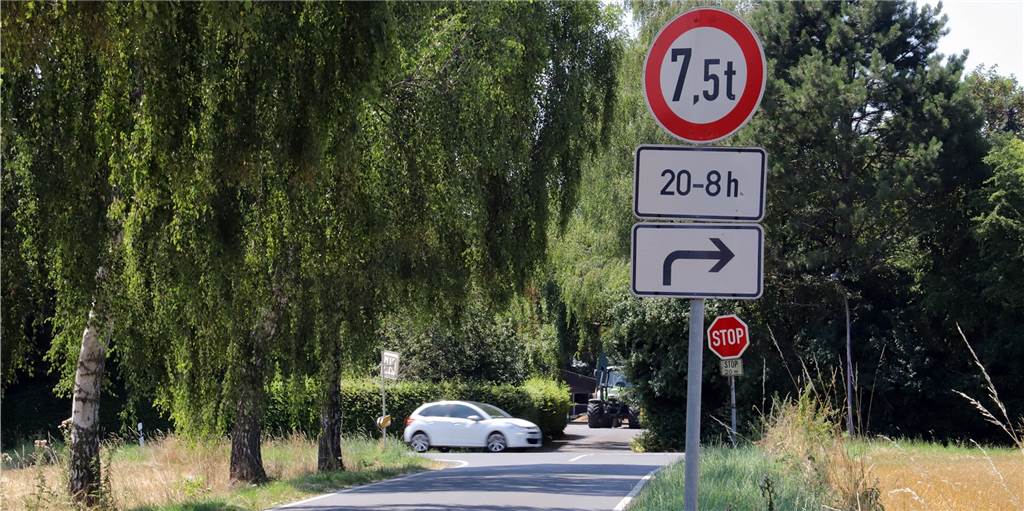 Lkw-Fahrer können einige Lücken nutzen, um Dörfer zu durchfahren Lkw-Fahrer können einige Lücken nutzen, um Dörfer zu durchfahren