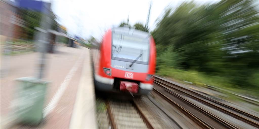 Bundespolizist schreitet bei gefährlicher Gleis-Überquerung nicht ein Bundespolizist schreitet bei gefährlicher Gleis-Überquerung nicht ein