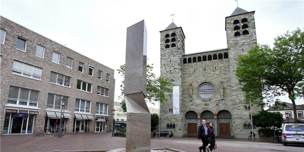 Mehrere Menschen bei Schlägerei vor dem Rathaus in Unna verletzt Mehrere Menschen bei Schlägerei vor dem Rathaus in Unna verletzt