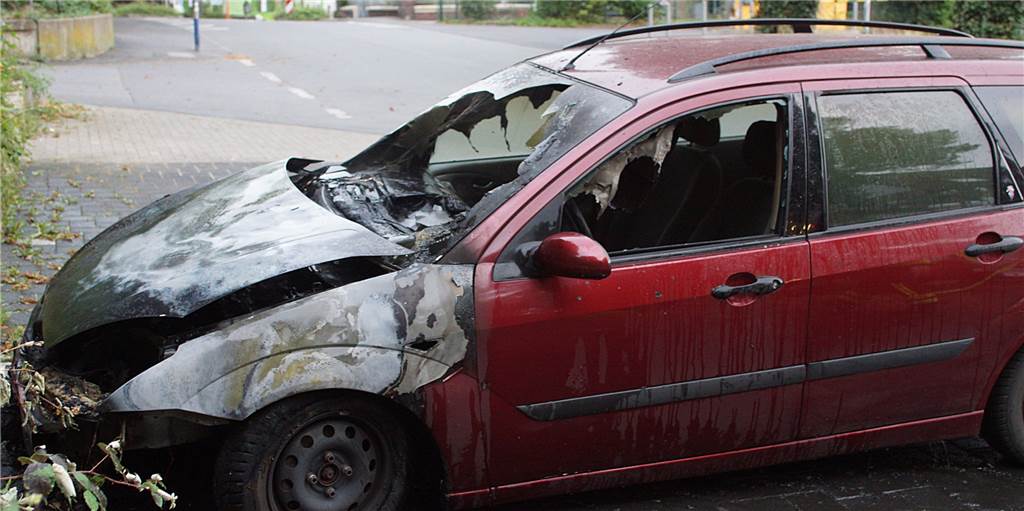 Auto am Harger-Zentrum in Unna komplett ausgebrannt