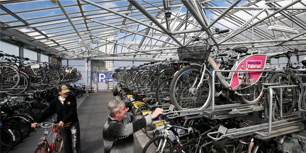 Sichere Stellplätze, Reparaturservice und Arbeitsgelegenheiten - das bieten Radstationen Sichere Stellplätze, Reparaturservice und Arbeitsgelegenheiten - das bieten Radstationen