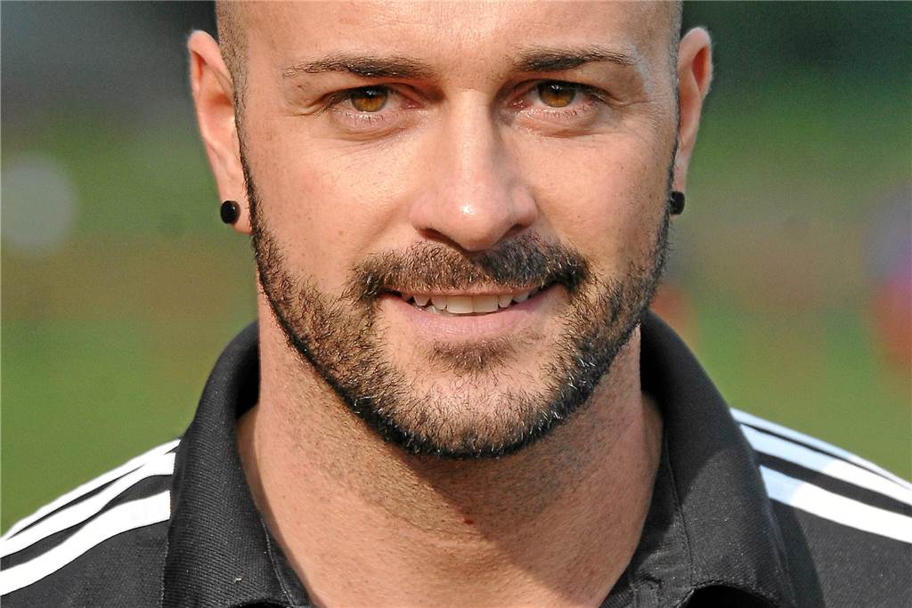 Reportage von 2018: Ex-Berufsfußballer Norbert Witczak heftet das Lokalderby ab