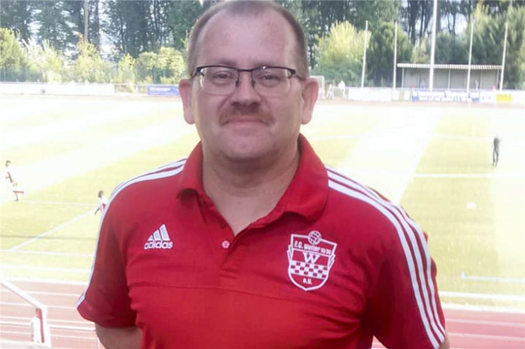 Reportage von 2018: Ex-Berufsfußballer Norbert Witczak heftet das Lokalderby ab