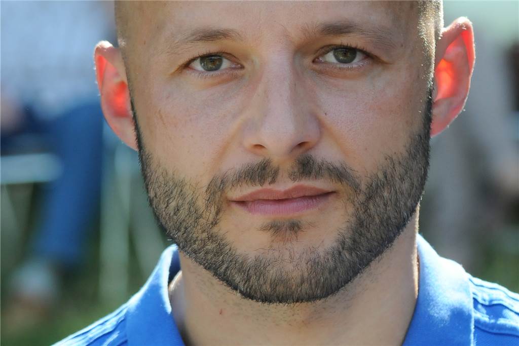 Reportage von 2018: Ex-Berufsfußballer Norbert Witczak heftet das Lokalderby ab
