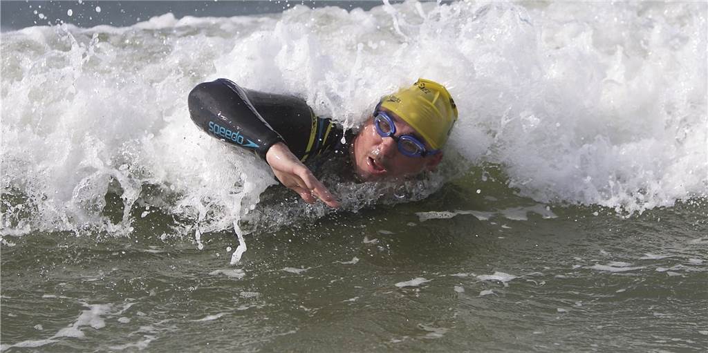 Dortmunder Anwalt schwimmt vom Festland durch die hohen Seewellen bis nach Texel Dortmunder Anwalt schwimmt vom Festland durch die hohen Seewellen bis nach Texel
