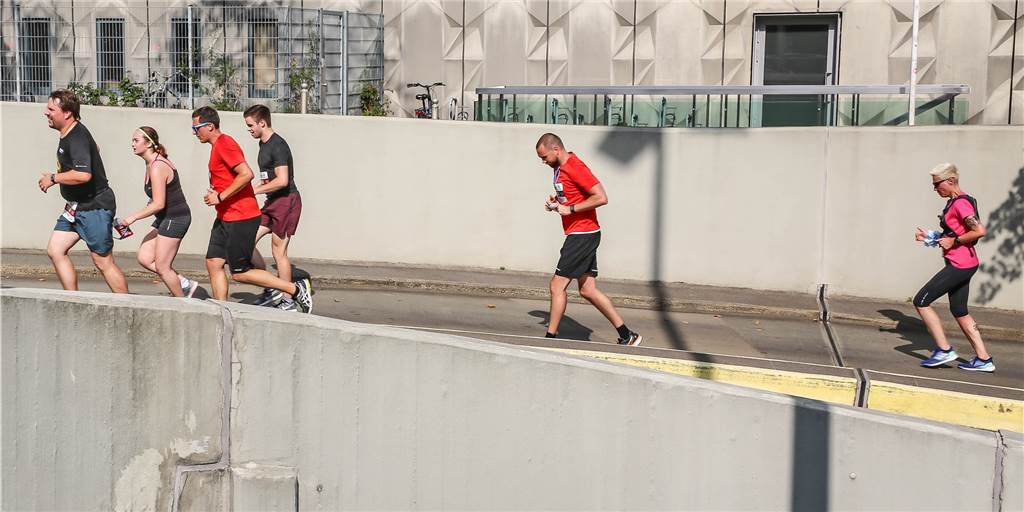 Für die Läufer des Urban Trails ging es durchs Polizeipräsidium und eine Tiefgarage Für die Läufer des Urban Trails ging es durchs Polizeipräsidium und eine Tiefgarage
