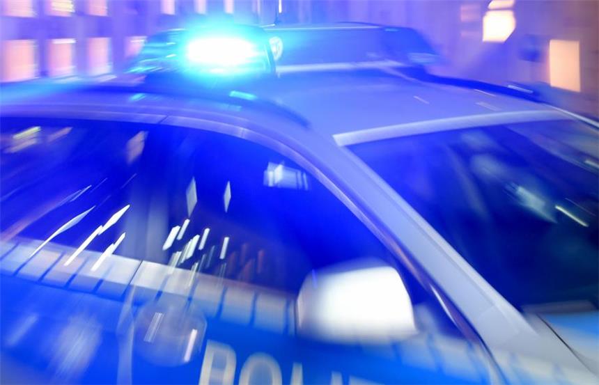 Rechtsextreme greifen Polizisten an - Polizistin verletzt Rechtsextreme greifen Polizisten an - Polizistin verletzt