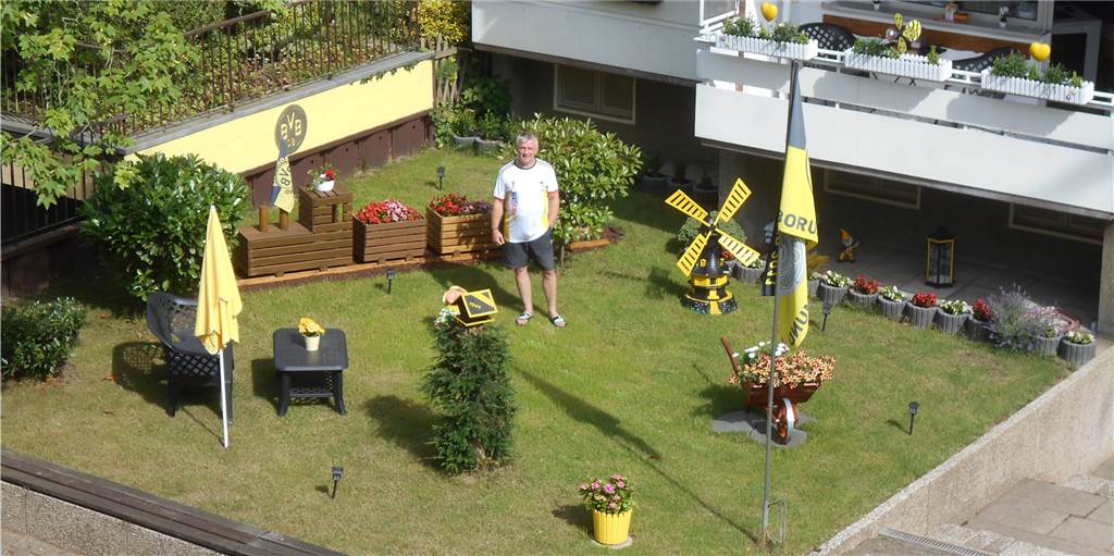 Dieser Vorgarten in Dortmund-Brackel erstrahlt im Borussen-Look