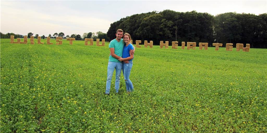 Romantischer Heiratsantrag: Bei 277 Strohballen konnte Daniela Ungrund nicht „Nein“ sagen Romantischer Heiratsantrag: Bei 277 Strohballen konnte Daniela Ungrund nicht „Nein“ sagen