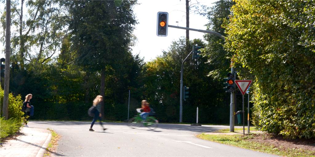 Ampel regelt Straßenverkehr, den es seit zwei Jahren nicht mehr gibt Ampel regelt Straßenverkehr, den es seit zwei Jahren nicht mehr gibt