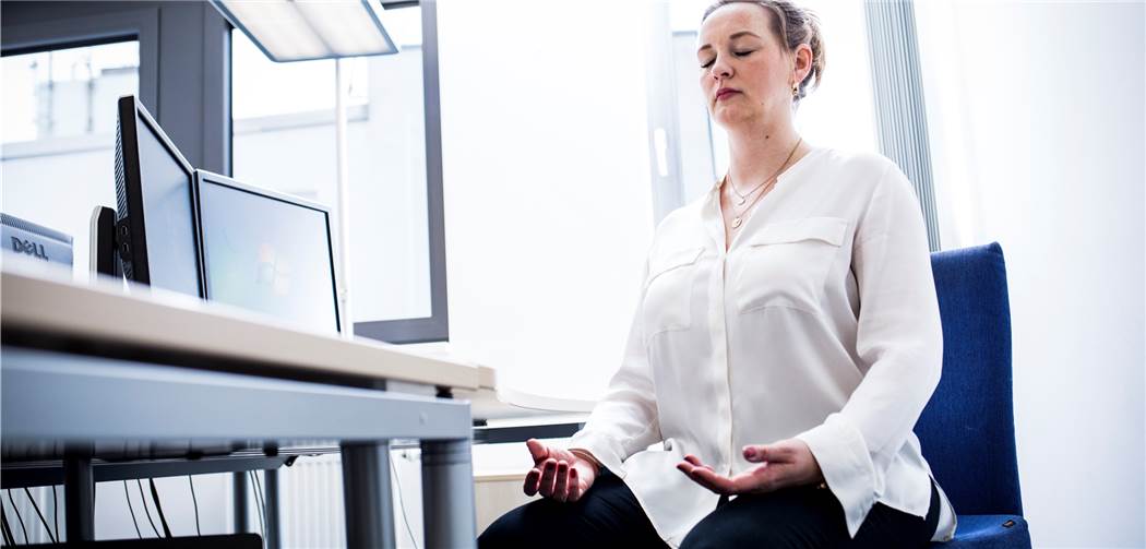 Yoga im Büro hilft gegen Schreibtisch-Verspannungen Yoga im Büro hilft gegen Schreibtisch-Verspannungen