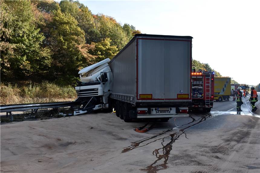 Lkw donnert auf der A 45 in die Mittelleitplanke - Vollsperrung und lange Staus Lkw donnert auf der A 45 in die Mittelleitplanke - Vollsperrung und lange Staus
