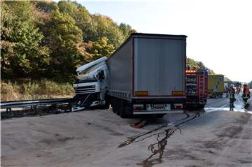Lkw donnert auf der A 45 in die Mittelleitplanke - Vollsperrung und lange Staus