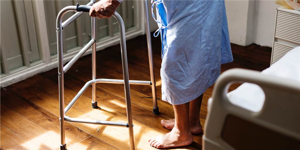 Weil Personal in Krankenhäusern fehlt, machen Patienten ihren letzten Atemzug oft allein Weil Personal in Krankenhäusern fehlt, machen Patienten ihren letzten Atemzug oft allein
