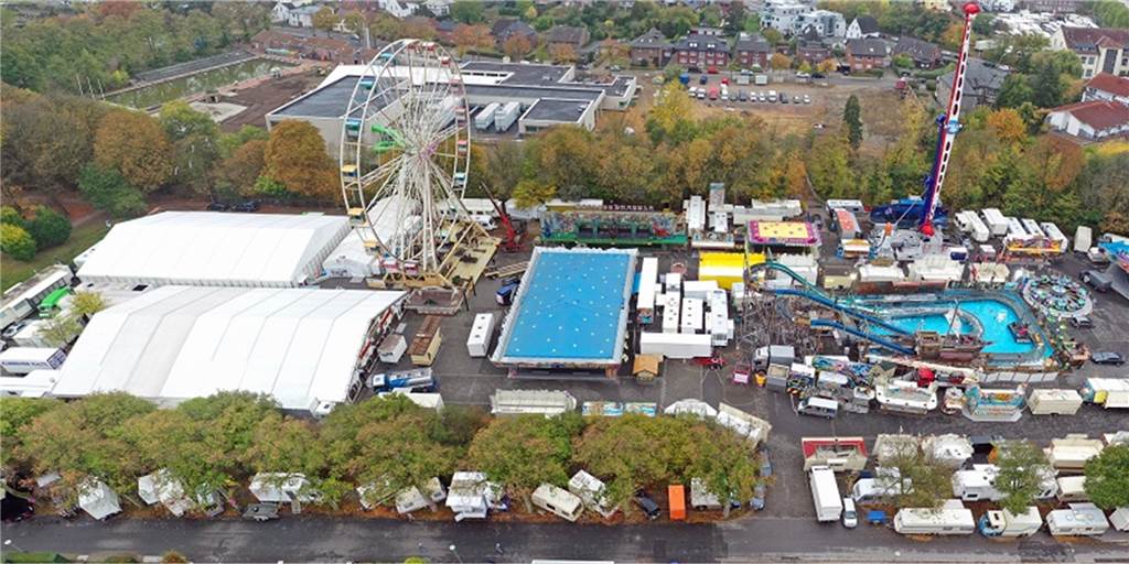Drohnenflug zeigt die Attraktionen der Kirmes aus der Vogelperspektive Drohnenflug zeigt die Attraktionen der Kirmes aus der Vogelperspektive