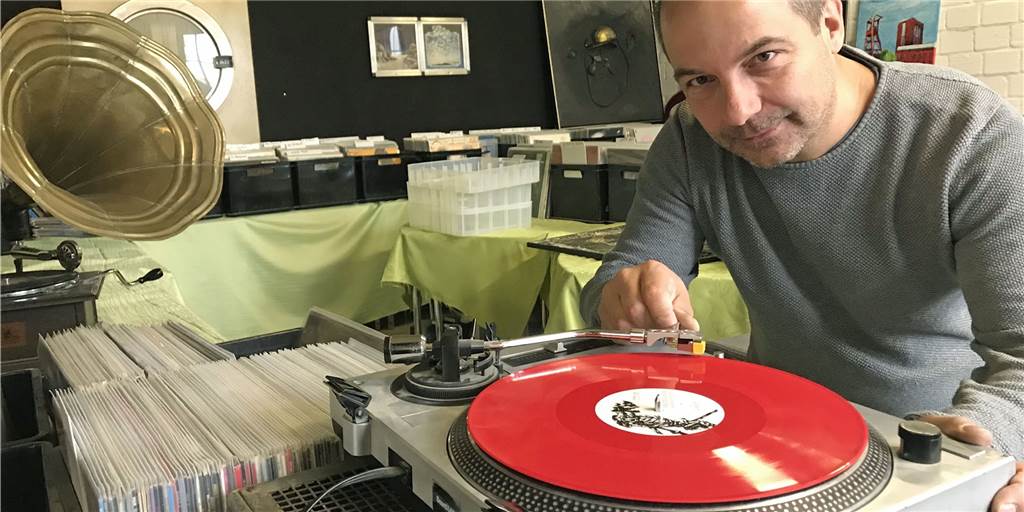 Vinylcafe-Besitzer Heinz-Bernd Töns erfüllt sich den Traum von der Selbstständigkeit Vinylcafe-Besitzer Heinz-Bernd Töns erfüllt sich den Traum von der Selbstständigkeit
