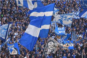 Schalkes Fans finden den richtigen Ton: Ein Pfeifkonzert als Weckruf