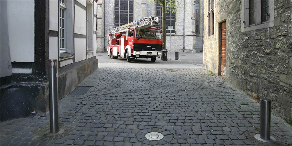 Poller am Kirchplatz sollen für mehr Ruhe und Sicherheit sorgen Poller am Kirchplatz sollen für mehr Ruhe und Sicherheit sorgen