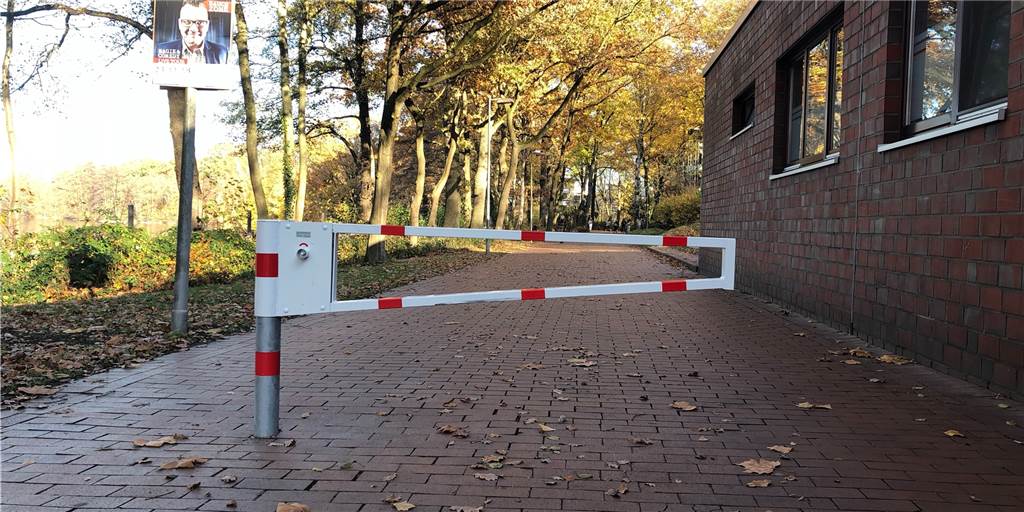 Schranke am Napoleonsweg versperrt Fahrzeugen die Zufahrt zum Wulfener Markt Schranke am Napoleonsweg versperrt Fahrzeugen die Zufahrt zum Wulfener Markt