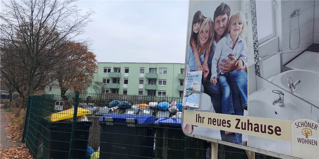 Müll türmt sich in Barkenberg vor Mietshäusern der Altro Mondo Müll türmt sich in Barkenberg vor Mietshäusern der Altro Mondo