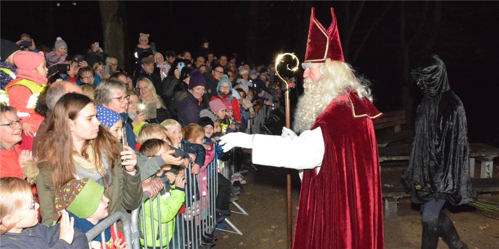 Mehr als 500 Menschen empfangen den Nikolaus am Stausee