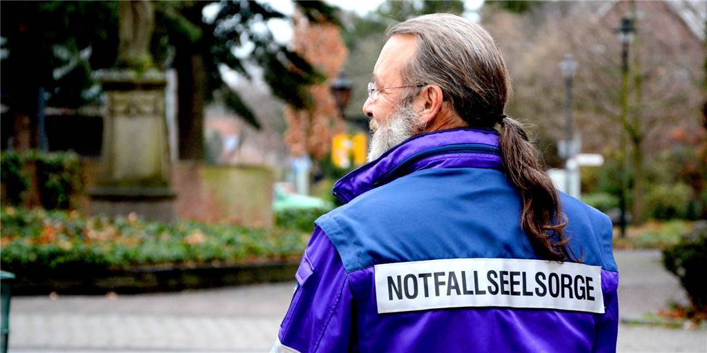 Notfallseelsorger wie Robert Wobbe kümmern sich um die Erste Hilfe für die Seele Notfallseelsorger wie Robert Wobbe kümmern sich um die Erste Hilfe für die Seele