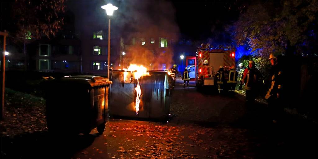 Brandstifter zünden zum vierten Mal Container auf Schulhof an Brandstifter zünden zum vierten Mal Container auf Schulhof an