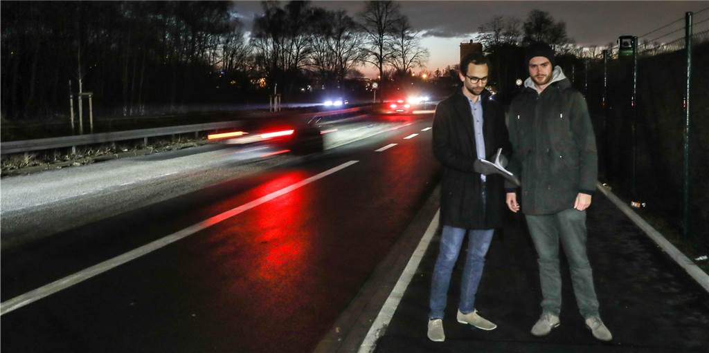Zwei Männer kämpfen gegen die Dunkelheit und die Gefahr an der Brackeler Straße Zwei Männer kämpfen gegen die Dunkelheit und die Gefahr an der Brackeler Straße