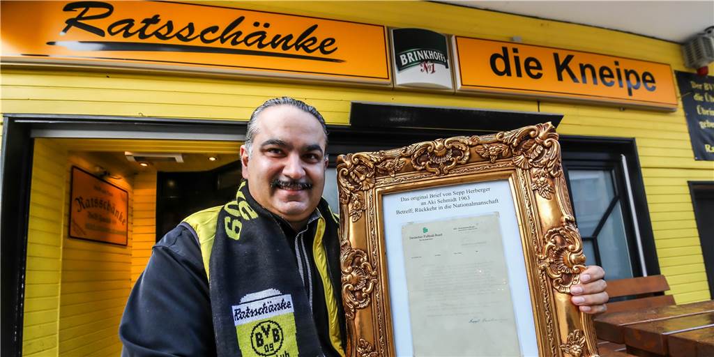 Brief von Sepp Herberger an BVB-Legende Aki Schmidt hängt seit Kurzem in Dortmunder Kneipe Brief von Sepp Herberger an BVB-Legende Aki Schmidt hängt seit Kurzem in Dortmunder Kneipe