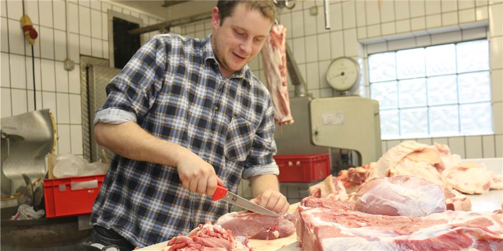 Thomas Storksberger (33) schlachtet noch selbst auf dem eigenen Hof Thomas Storksberger (33) schlachtet noch selbst auf dem eigenen Hof
