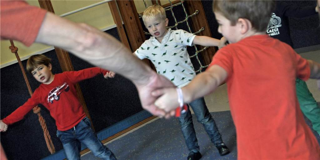 Unflexible Betreuungszeiten in Kindertagesstätten stellen Eltern häufig vor ein Problem Unflexible Betreuungszeiten in Kindertagesstätten stellen Eltern häufig vor ein Problem