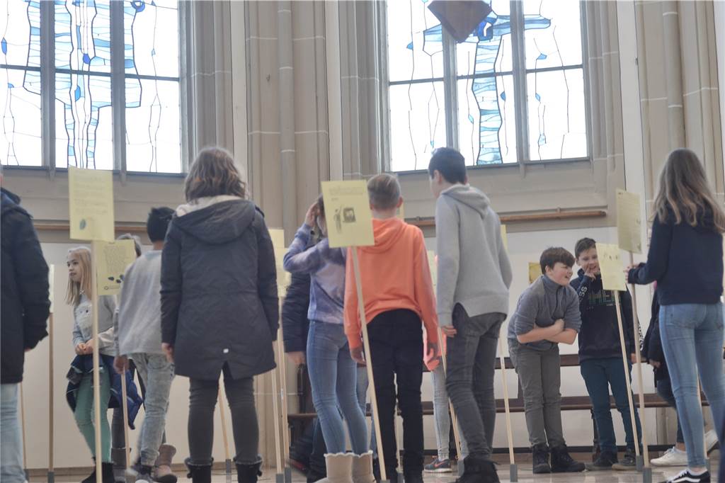 Ein kleiner Wald aus Psalmen: Das steckt hinter der Ausstellung in der Vitus-Kirche