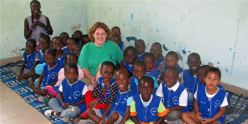 Kita-Kinder Heilig Kreuz Altendorf-Ulfkotte trommeln Reissäcke für den Senegal zusammen