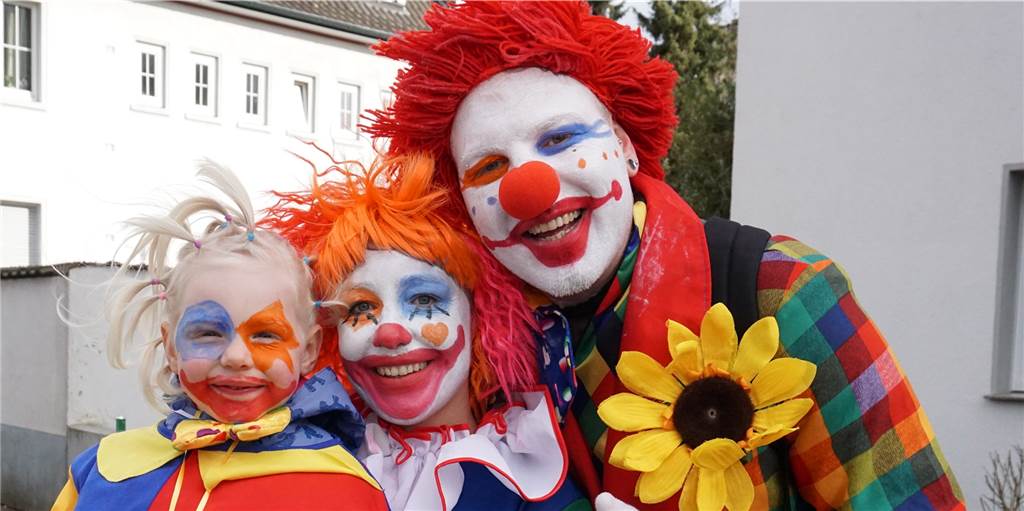3000 Jecken feiern trotz Sturm und Kälte den Dorstener Rosenmontagszug 3000 Jecken feiern trotz Sturm und Kälte den Dorstener Rosenmontagszug