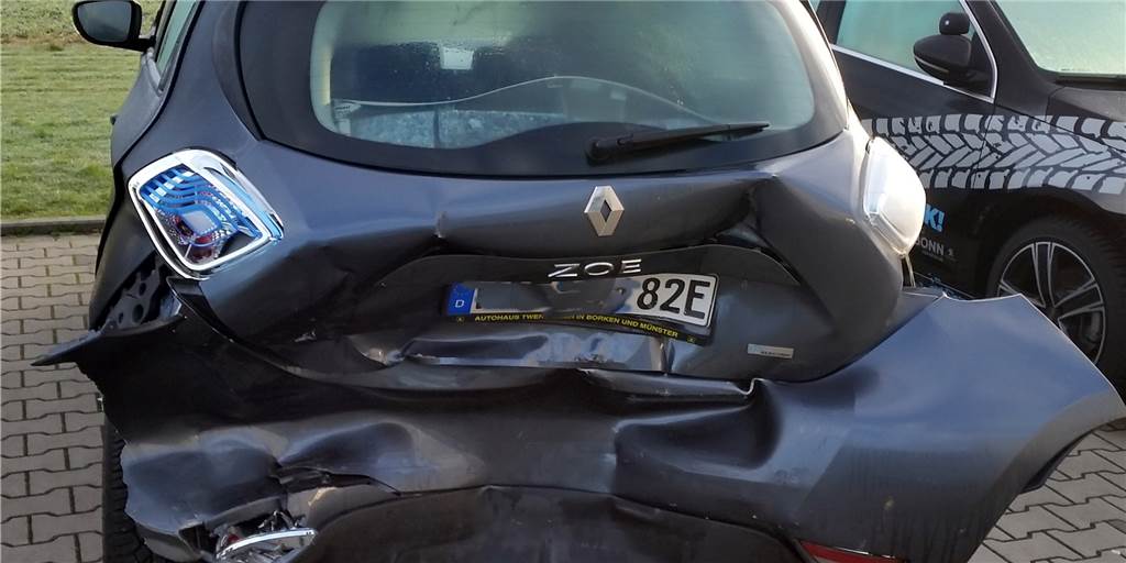 Was tun bei einem Unfall mit E-Auto? Ein Erfahrungsbericht unseres Mitarbeiters Was tun bei einem Unfall mit E-Auto? Ein Erfahrungsbericht unseres Mitarbeiters