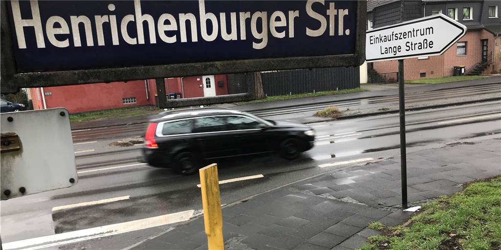 B235-Anwohner fordern nach dem Unfall mit dem verletzten Kind, dass endlich etwas passiert B235-Anwohner fordern nach dem Unfall mit dem verletzten Kind, dass endlich etwas passiert