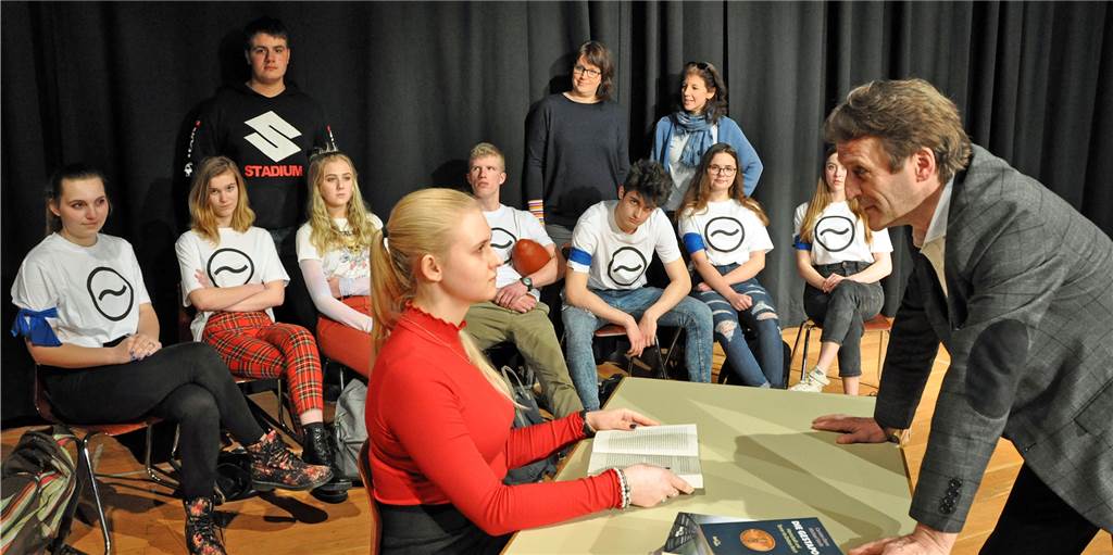 Dorstener Petrinum-Schüler machen auf der Bühne „Die Welle“