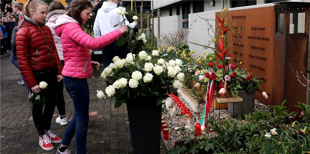 Joseph-König-Gymnasium erinnert an die Opfer der Germanwings-Katastrophe Joseph-König-Gymnasium erinnert an die Opfer der Germanwings-Katastrophe
